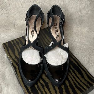 MODA STACY Closed-toe heels.